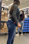 Duas gatas gostosas do Walmart, uma com corpo firme,
