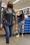 Duas gatas gostosas do Walmart, uma com corpo firme,