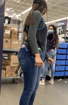 Duas gatas gostosas do Walmart, uma com corpo firme,