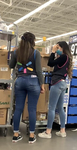 Duas gatas gostosas do Walmart, uma com corpo firme,