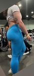Garota branca magra e atrevida usando leggings azuis