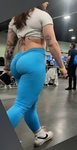 Garota branca magra e atrevida usando leggings azuis