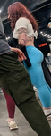 Garota branca magra e atrevida usando leggings azuis