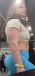 Garota branca magra e atrevida usando leggings azuis