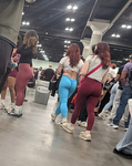 Garota branca magra e atrevida usando leggings azuis