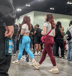 Garota branca magra e atrevida usando leggings azuis