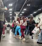Garota branca magra e atrevida usando leggings azuis
