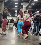 Garota branca magra e atrevida usando leggings azuis