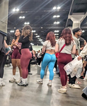 Garota branca magra e atrevida usando leggings azuis