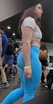 Garota branca magra e atrevida usando leggings azuis