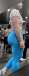 Garota branca magra e atrevida usando leggings azuis