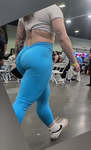 Garota branca magra e atrevida usando leggings azuis