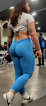 Garota branca magra e atrevida usando leggings azuis