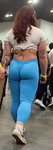 Garota branca magra e atrevida usando leggings azuis