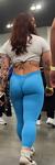 Garota branca magra e atrevida usando leggings azuis
