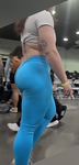 Garota branca magra e atrevida usando leggings azuis