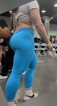 Garota branca magra e atrevida usando leggings azuis