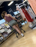 Garota de academia de shorts verdes