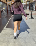 Gostosa com bunda grande em shorts justos