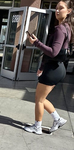 Gostosa com bunda grande em shorts justos