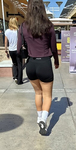 Gostosa com bunda grande em shorts justos