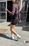 Gostosa com bunda grande em shorts justos