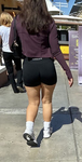 Gostosa com bunda grande em shorts justos