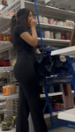 Magrinha e baixinha em spandex preto com marca de calcinha