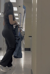 Magrinha e baixinha em spandex preto com marca de calcinha
