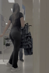 Magrinha e baixinha em spandex preto com marca de calcinha