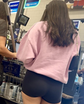 Bunda firme em shorts de spandex curtinhos