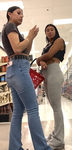Irmãs latinas com calças boca de sino justas e bumbuns em je
