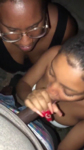 Diviidindo a Rola com a filha
