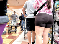 Latina gostosa de corpo escultural de shorts de ciclista