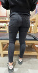 Linda de calça jeans justa com um bumbum redondo perfeito