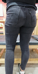 Linda de calça jeans justa com um bumbum redondo perfeito