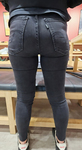 Linda de calça jeans justa com um bumbum redondo perfeito
