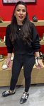 Linda de calça jeans justa com um bumbum redondo perfeito
