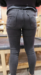 Linda de calça jeans justa com um bumbum redondo perfeito
