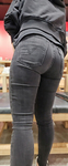 Linda de calça jeans justa com um bumbum redondo perfeito