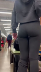 Lindo espaço entre as coxas e bumbum redondinho