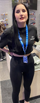 Morena em forma usando leggings pretas