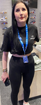 Morena em forma usando leggings pretas