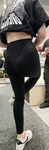 Morena em forma usando leggings pretas