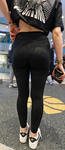 Morena em forma usando leggings pretas