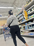 Mulher indiana madura com bunda enorme e gorda usando leggin
