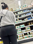 Mulher indiana madura com bunda enorme e gorda usando leggin
