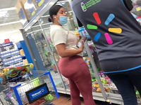 A Morena Rabuda Gostosa Pagou Calcinha no mercado