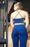sarada com o corpo mais sexy se inclina para nós