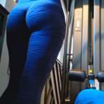 sarada com o corpo mais sexy se inclina para nós